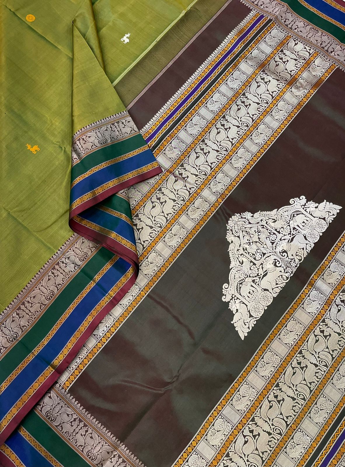 Pure Kanjivarams| Mann BUTTA X Vanasingaram chariot Pallu | Light green |Master weave x 4 Ply weave