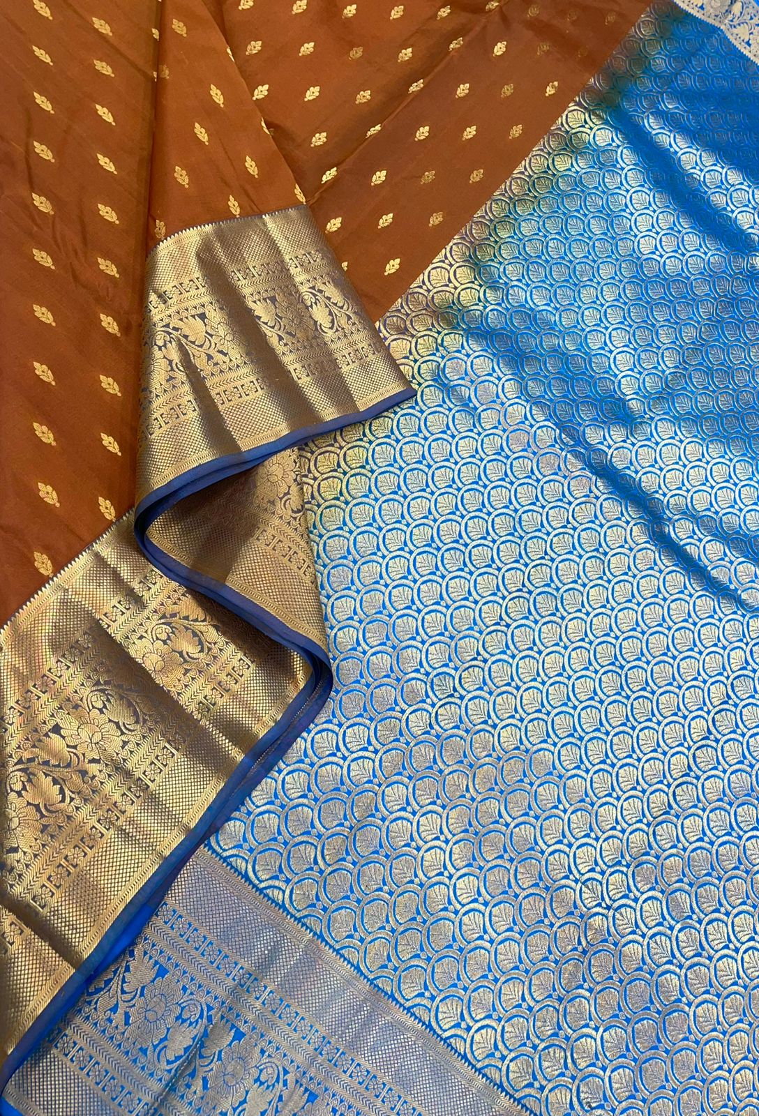 Pure Kanjivarams | brown x blue | tiny motif x zari border